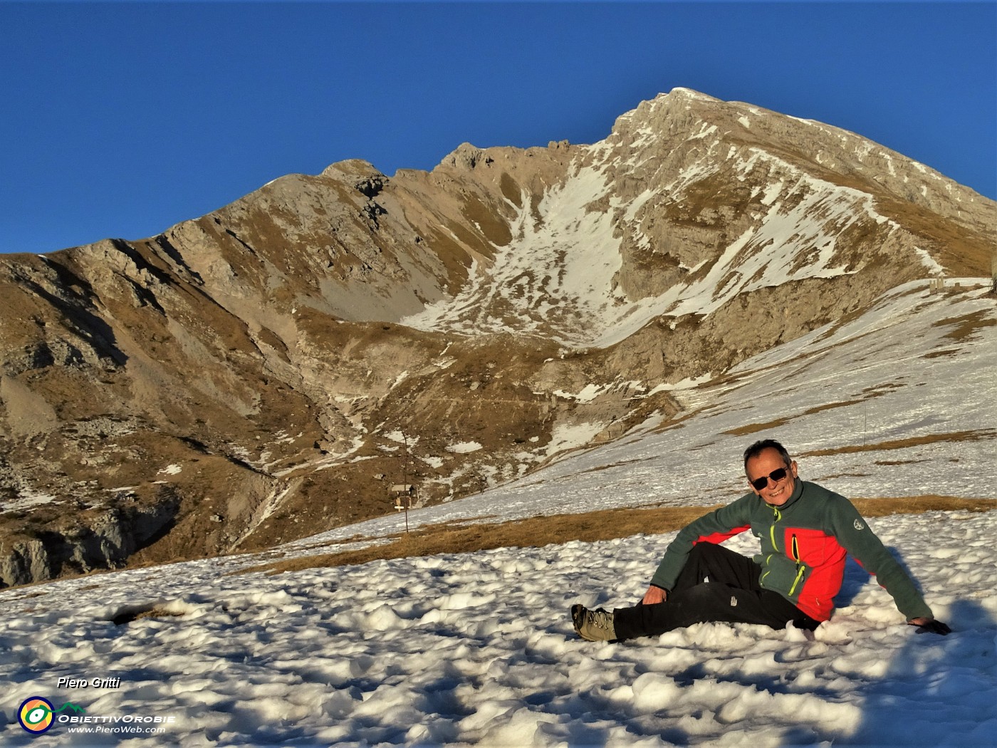 06 Splendida Val di Arera ancora in parte ricoperta da neve baciata dal sole .JPG